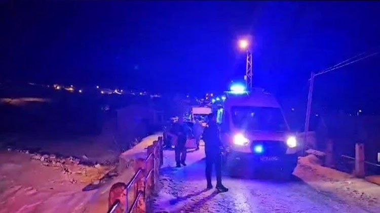 Ardahan'da minibüs şarampole devrildi: 15 yaralı