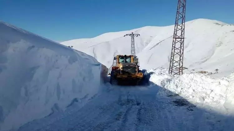 Hakkari'de 284 yerleşim yerinin yolu kar nedeniyle kapandı!