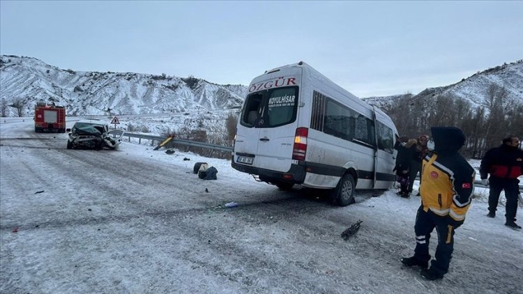 Sivas'ta minibüs ile hafif ticari araç çarpıştı: 16 yaralı