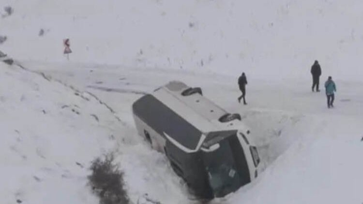 Sivas'ta yolcu otobüsü kaza yaptı: Çok sayıda yaralı var!
