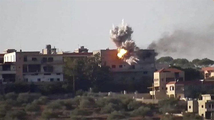 İsrail Lübnan'ın güneyinde bir evi bombaladı