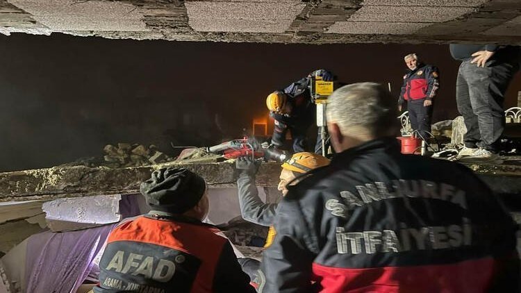 Urfa'da orta hasarlı bina çöktü: 2 kişi yaşamını yitirdi, 8 yaralı