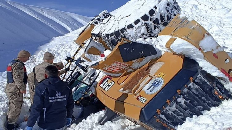 Erzurum: Çığ düştü, iş makinesi 80 metrelik uçuruma sürüklendi