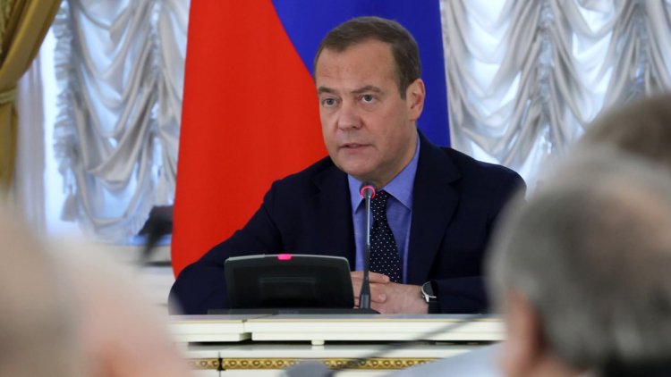 Medvedev'den NATO'ya: Savaş çıkarsa Ukrayna’daki gibi hendeklerle değil balistik füzelerle olacak