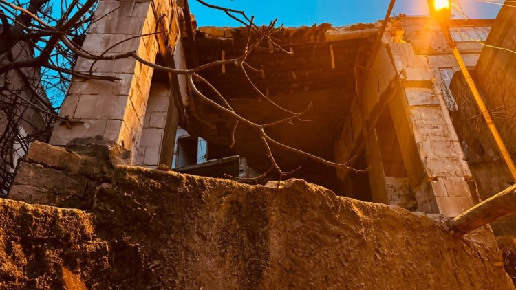 Urfa’da 2 katlı ev çöktü: Enkaz altındaki kişi aranıyor