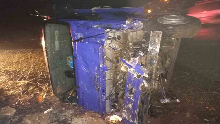 Mardin’de kontrolden çıkan kamyon devrildi: 3 yaralı