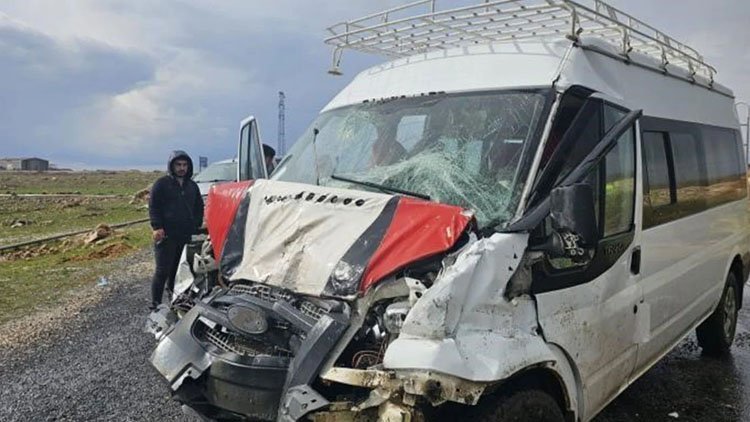 Mardin'de tanker ile minibüs çarpıştı: 9 yaralı