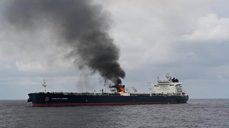Yemen açıklarında bir gemiye düzenlenen füze saldırısı yangına neden oldu