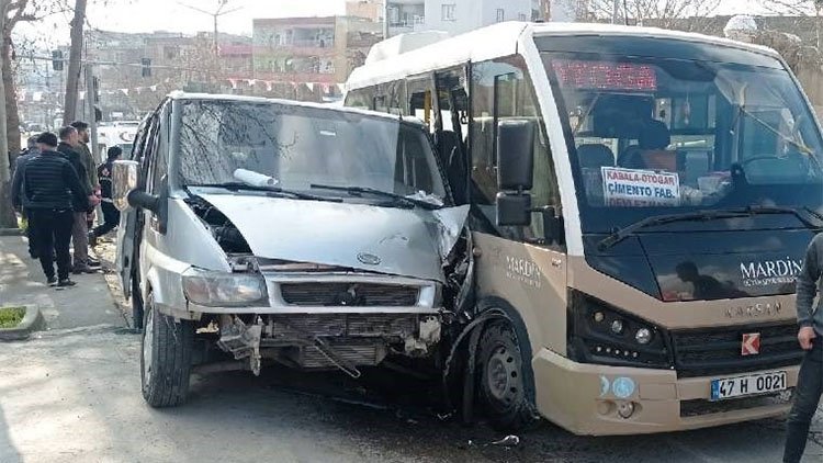 Mardin’de feci kaza... İki minibüs çarpıştı