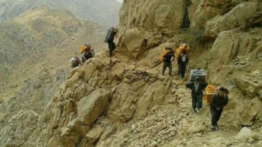 Rojhılat'ta İran askerleri kolberlere saldırdı: 10 yaralı