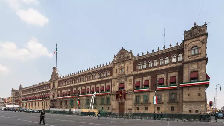 Meksika'da yer yerinden oynadı: Protestocular Başkanlık Sarayı’na daldı