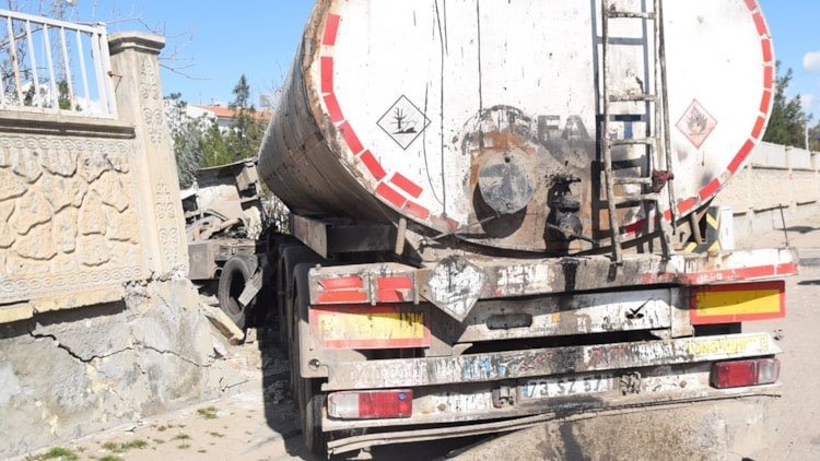 Urfa: Asfalt tankeri otomobili biçip jandarma binasına girdi